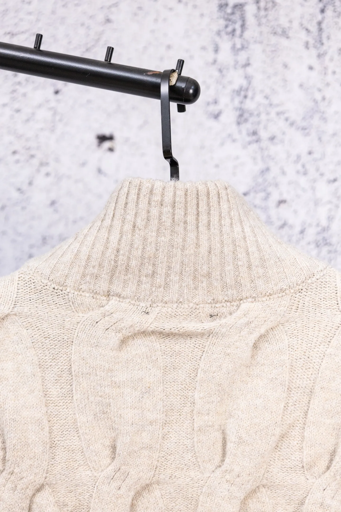 P190 Ralph Lauren 2026 new blended twist craft autumn and winter high-quality double zipper stand collar knitted cardigan jacket. Its design is really amazing. The blended twist craft makes it full of texture. The double zipper stand collar design is not only warm but also super stylish. Wearing it instantly enhances your temperament. Whether it is paired with a dress or jeans, it can be easily worn, showing a high-end feel in autumn and winter. The colors are also super nice, and each one is super elegant. Wearing them while walking on the street will turn heads 100% of the time. 🎺 This autumn and winter, buy yourself a warm and fashionable jacket, so that you can look beautiful in the cold weather. Size: S M L Color: Beige Black Gray